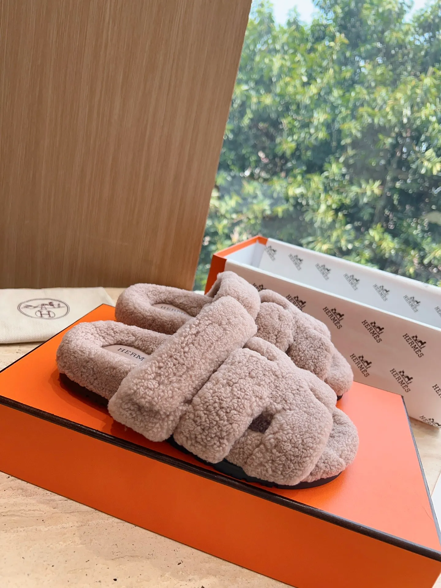 👟👟Ex-factory price 500👟👟 (Top version) Hermes Hermès Second Uncle Fur Slippers Can be made without standard: [Note: No standard needs to be customized] In 2024, the official website and Xiaohongshu will synchronize the latest color matching Hermès hot models, upgraded workmanship, high quality! Fashionable small wool H-slip autumn and winter style flat-soled wool mop. Fabric: Imported lamb's roll real wool. Lining: Imported lamb's roll real wool. Outsole: Genuine leather outsole. Size: 35-43, [Note: 41, 42, 43 customized]